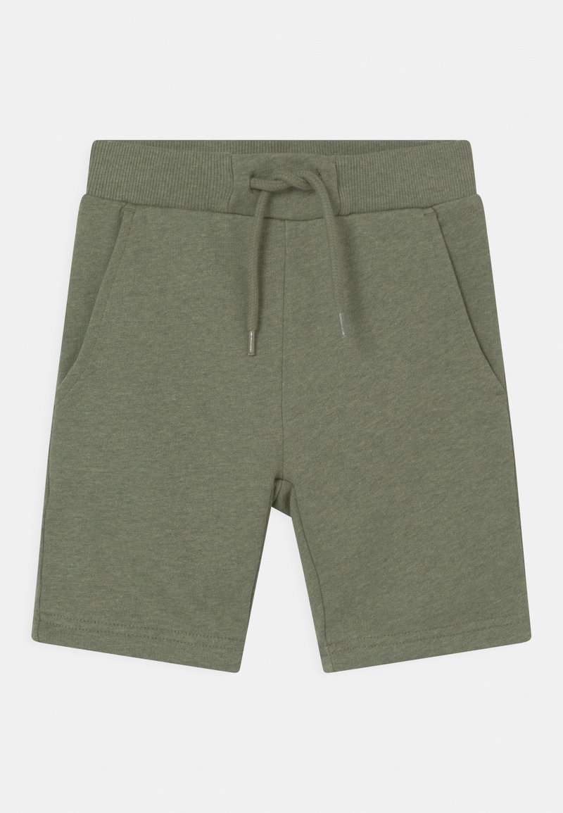 Olivgrüne legere Shorts mit geripptem elastischem Bund, Kordelzug und Seitentaschen, flach auf einem weißen Hintergrund präsentiert.