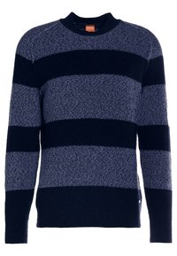 Stickad tröja med marinblå och mörkblå horisontella ränder, rund hals och textilstruktur. Har en logotyp på den nedre sidan.