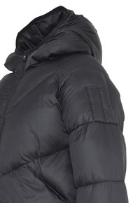 Giacca a vento nera con colletto alto, chiusura con zip e tasca laterale. Il materiale è lucido con un motivo trapuntato e una texture liscia.
