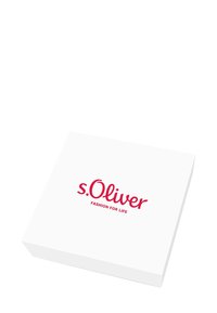 Scatola di cartone bianca con un logo rosso che presenta "s.Oliver" e il testo "FASHION FOR LIFE" ben in evidenza sulla parte superiore.