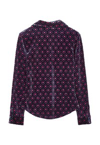 Langärmliges Shirt aus weichem Samt, mit einem lila Hintergrund und einem geometrischen Diamantmuster in Pink und Türkis. Abgerundeter Saum.