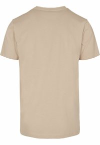 Tricou bej cu mânecă scurtă și guler rotund. Fabricat dintr-un material moale, cu o textură netedă și un design simplu, fără ornamente.