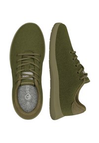 Baskets en maille verte avec une tige texturée, bout rond et lacets plats. Dotées d'une semelle intérieure rembourrée et d'un intérieur doux. Semelle en caoutchouc.