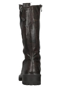 Botas castanhas até ao joelho com um acabamento texturizado imitando croco. Apresenta um salto baixo e um fecho de zip na lateral para facilitar o calçar.