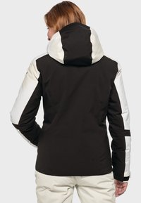 Schwarz-weiße isolierte Jacke mit Kapuze, ausgestattet mit einem einzigartigen Farbblockdesign und einer glatten Textur, geeignet für die Outdoor-Nutzung.