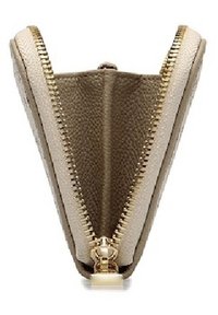 Borsa con cerniera in pelle beige con una finitura testurizzata e un accento crema. Presenta una cerniera dorata e una forma triangolare per un facile accesso.