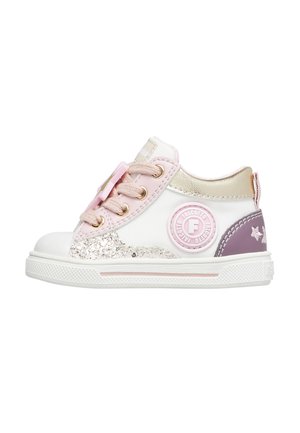 Sneaker rosa chiaro e bianco con accenti glitterati, dettagli dorati, patch rotondo con logo e tacco viola, dotato di una suola in gomma testurizzata.
