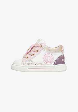 Sneaker rosa chiaro e bianco con accenti glitterati, dettagli dorati, patch rotondo con logo e tacco viola, dotato di una suola in gomma testurizzata.