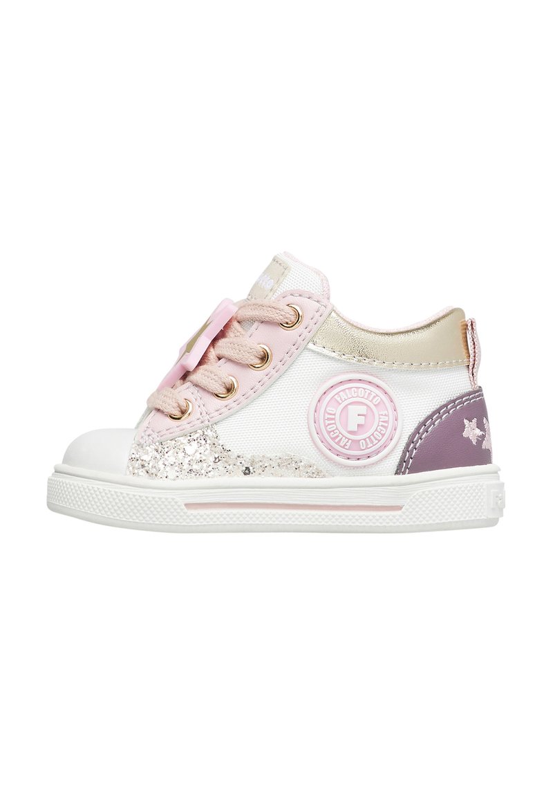 Sneaker rosa chiaro e bianco con accenti glitterati, dettagli dorati, patch rotondo con logo e tacco viola, dotato di una suola in gomma testurizzata.