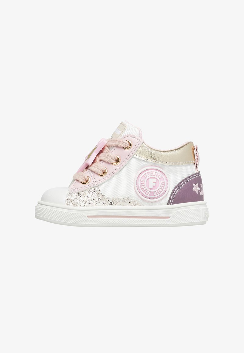 Zapatilla de color rosa claro y blanco con acentos brillantes, detalles en dorado, parche de logo redondo y talón morado, con una suela de goma texturizada.