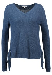 Maglione blu lavorato a maglia con scollo a V, maniche lunghe, laccetti laterali e un motivo texturizzato. Realizzato in materiale morbido e leggero.