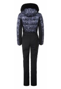 Czarny ocieplany kombinezon narciarski z fioletowym, abstrakcyjnym wzorem na torsie, z kapturem obszytym sztucznym futrem oraz teksturowanymi akcentami po bokach.