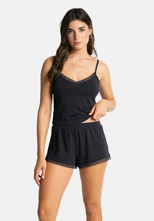 Camisole noire avec des dentelles et des bretelles ajustables, associée à un short assorti avec des accents en dentelle à l'ourlet. Tissu doux et coupe décontractée.