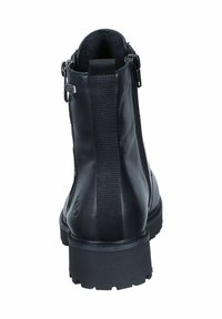 Bottine en cuir noir avec une finition lisse, panneaux latéraux élastiques, fermeture zippée et semelle en caoutchouc épaisse avec un motif en relief.