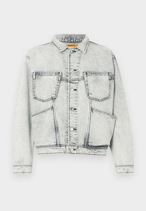 Ανοιχτόχρωμο τζιν μπουφάν με κουμπί μπροστά, δύο τσέπες στο στήθος, μακριά μανίκια και λεπτομέρειες σε αντίθεση στη ραφή.