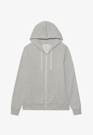 Sudadera gris con cremallera y capucha grande, cordones, dos bolsillos frontales y puños acanalados. Tejido suave y texturizado, diseño casual.