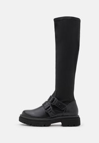 Černé kozačky po kolena s texturovanou koženou částí a hladkým textilním svrškem, se dvěma nastavitelnými přezkami a robustní podrážkou.