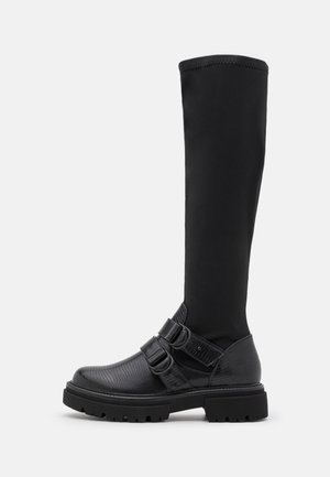 Schwarze kniehohe Stiefel aus strukturiertem Leder an der Fußpartie und glattem Stoffobermaterial, mit zwei verstellbaren Riemen und einer derben Sohle.