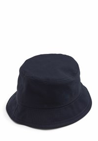 Marinblå bomullshatt i bucketstil med en rund krondel och en brätte som lutar nedåt. Ytan har en slät textur och synliga sömdetaljer.