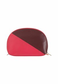 Funda de cuero con forma curvada y un diseño geométrico en rojo y marrón oscuro. Cierre de cremallera con un pequeño tirador naranja.