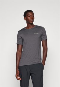 Columbia KWICK HIKE™ BACK GRAPHIC SS TEE - Sporta krekli - black heather