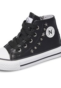 Černé vysoké tenisky s bílým gumovým špičkou, černými tkaničkami, stříbrnou hvězdou a kulatými hroty, a s kulatým logem značky na boku.