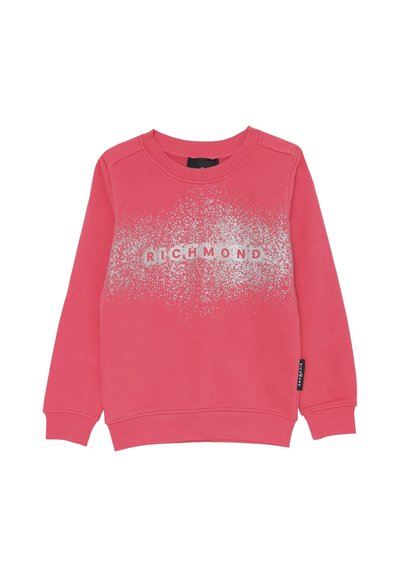 Felpa a maniche lunghe rosa corallo con motivo a macchie bianche e testo "RICHMOND" sul petto, bordi e orlo a coste.