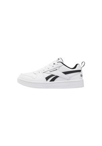 Baskets blanches de sport avec une tige en cuir lisse, des accents noirs et une semelle en caoutchouc blanche. Présente un design à lacets et une languette à l'arrière.