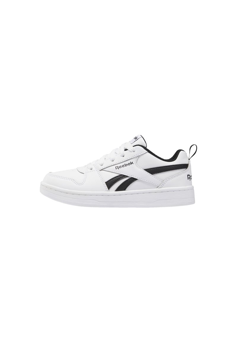 Baskets blanches de sport avec une tige en cuir lisse, des accents noirs et une semelle en caoutchouc blanche. Présente un design à lacets et une languette à l'arrière.