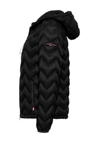Giacca nera imbottita con un design a zigzag, dotata di cappuccio, tasca laterale con zip e un patch con logo sul lato superiore sinistro.