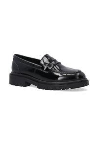 Schwarze Lacklederloafers mit einem breiten Vorderband, einer flachen, klobigen Sohle und strukturierten Details entlang der Nähte.