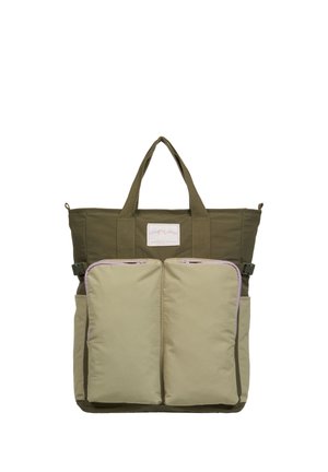 Sac fourre-tout vert et beige avec deux poches avant zippées et double poignée, avec un petit patch logo rectangulaire à l'avant.