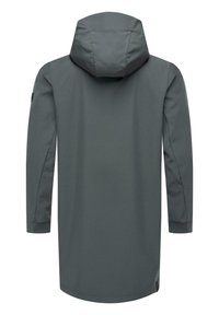 Palton lung impermeabil, de culoare gri, cu glugă, caracterizat printr-o textură netedă, mâneci lungi și croi drept. Include un logo discret pe mânecă.