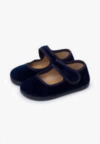 Los zapatos Mary Jane de terciopelo azul marino cuentan con una correa de gancho y bucle, puntera redondeada y suela negra de goma flexible. Forro interior suave.
