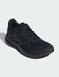 Chaussure de sport noire en mesh et matériaux synthétiques, avec une tige texturée, un système de laçage renforcé et une semelle rembourrée.