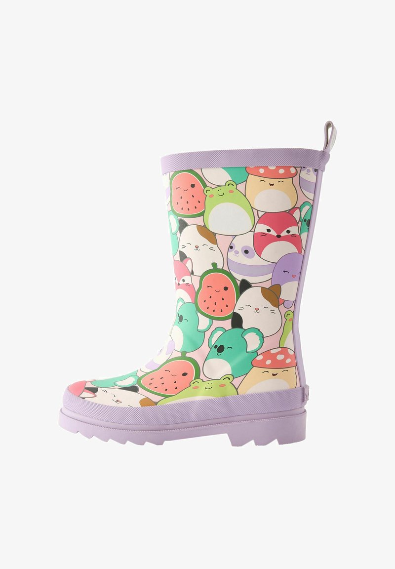 Paarse regenlaars met een speels dieren- en fruitpatroon, gemaakt van waterdicht materiaal. Heeft een gestructureerde zool en een trekband aan de achterkant.