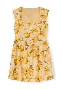 Floral dress van zachtgele stof; heeft een vierkante halslijn, mouwloos ontwerp, geraffineerde taille en gele en bruine bloemenpatronen.