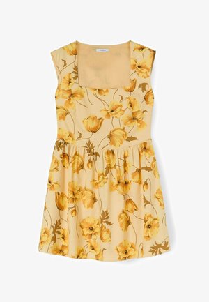 Robe florale en tissu jaune doux ; présente un décolleté carré, un design sans manches, une taille froncée, et des motifs de fleurs jaunes et brunes.