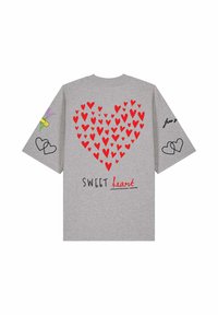 T-shirt gris à manches courtes avec des cœurs rouges formant un grand cœur, texte « SWEET heart » en dessous et contours de cœur noirs sur les deux manches.