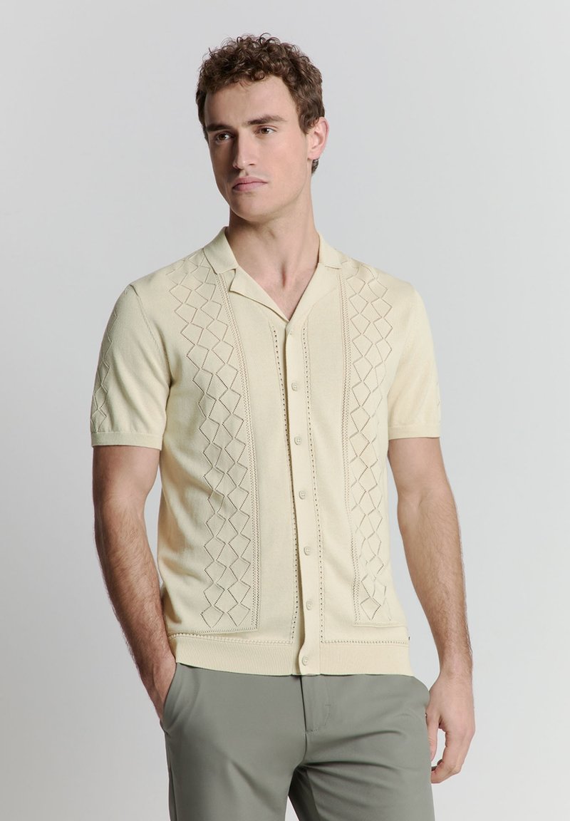 Lichtgele cardigan met korte mouwen, voorzien van een gestructureerd ruitpatroon, knoopsluiting en platte kraag, gemaakt van gebreide stof.