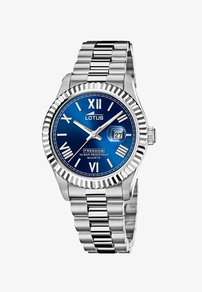 Silberner Edelstahl-Uhr mit blauem Zifferblatt, römischen Ziffern, Datumsfenster und geriffeltem Lünette. Verfügt über ein Metallgliederarmband.