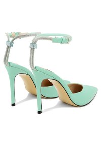 Scarpe con tacco alto verde menta, con punta appuntita, cinturini metallici alla caviglia e suola beige a contrasto. Finitura in finta pelle liscia.