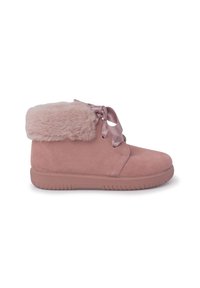 Botas de tobillo de ante sintético rosa con un puño de piel de peluche rosa, agujetas de cinta de satén y una suela de goma texturizada para un mejor agarre.