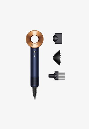 Dyson haardroger in marineblauw met koperen accenten. Beschikt over een ronde vorm, metallic afwerking en drie verwijderbare mondstukaccessoires.