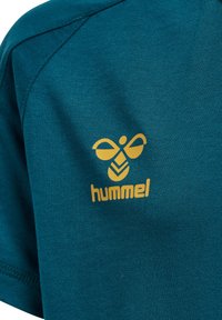 Hummel CIMA  - T-shirt med print - blue coral