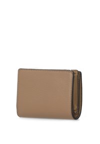 Portafoglio in pelle beige con superficie testurizzata, forma rettangolare e dettagli in cucitura nera. Presenta un design pieghevole con scomparti interni.