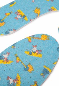 Blauwe stoffen inlegzolen met een speels patroon van gele giraffen en cartoonfiguren, met kleine perforaties voor ademend vermogen.
