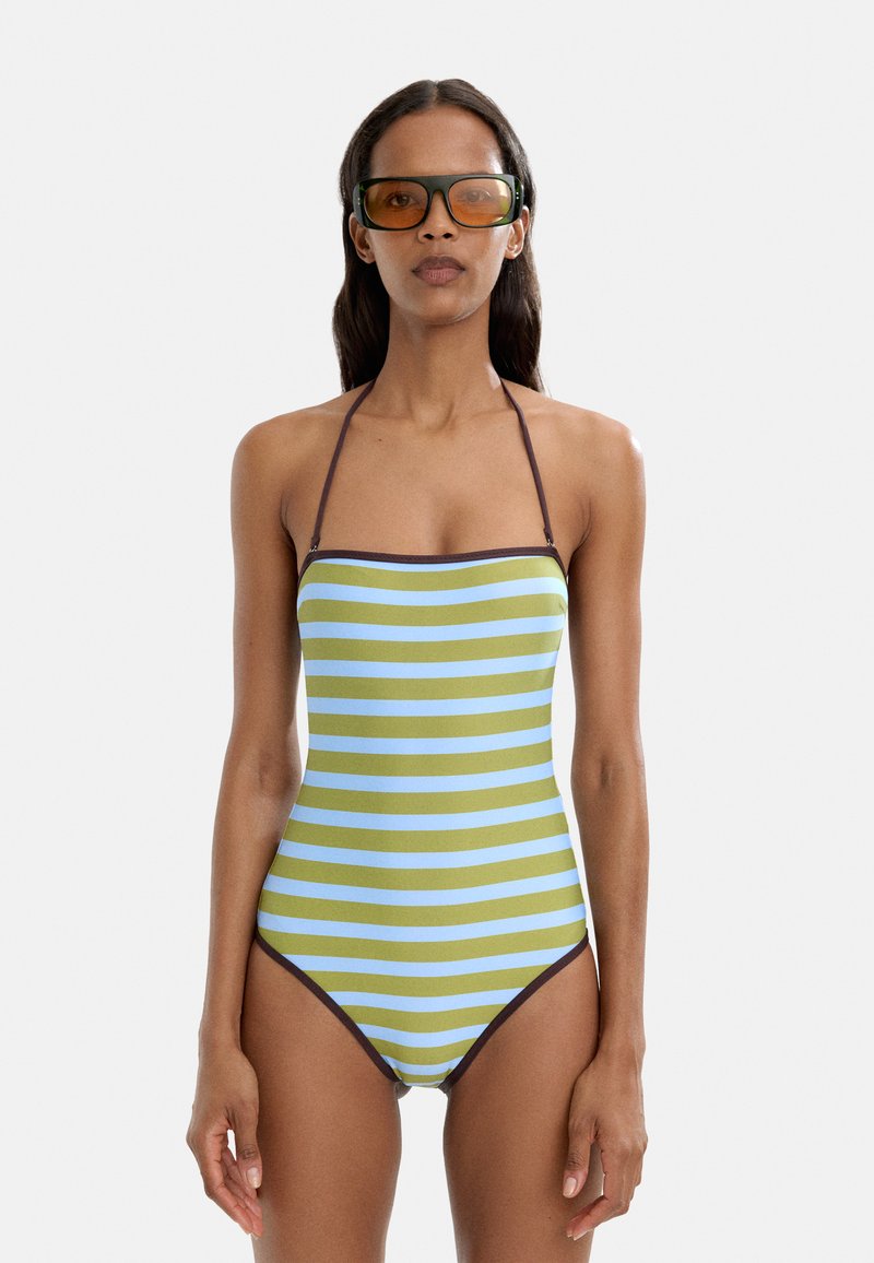 Pasiasty kostium kąpielowy w kolorze zielonym i jasnoniebieskim, z brązowymi akcentami. Posiada prosty dekolt i cienkie ramiączka na szyję. Gładki, elastyczny materiał.
