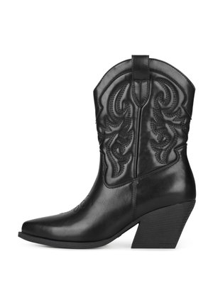 Zwarte leren cowboylaarzen met ingewikkeld stikwerk, puntige neus en een gestapelde hak. Heeft een hoge schacht en decoratieve patronen.
