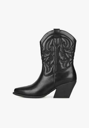 Zwarte leren cowboylaarzen met ingewikkeld stikwerk, puntige neus en een gestapelde hak. Heeft een hoge schacht en decoratieve patronen.
